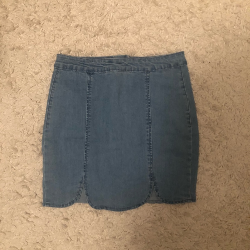 Short jean skirt